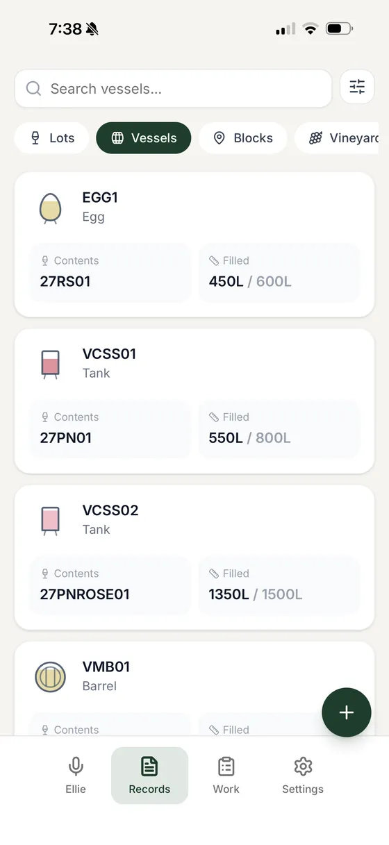 Elevage vessel records on an iPhone: concrete egg EGG1 holding 450 of 600 litres of lot 27RS01, tank VCSS01 holding 550 of 800 litres of 27PN01, tank VCSS02 holding 1350 of 1500 litres of 27PNROSE01, and barrel VMB01.
